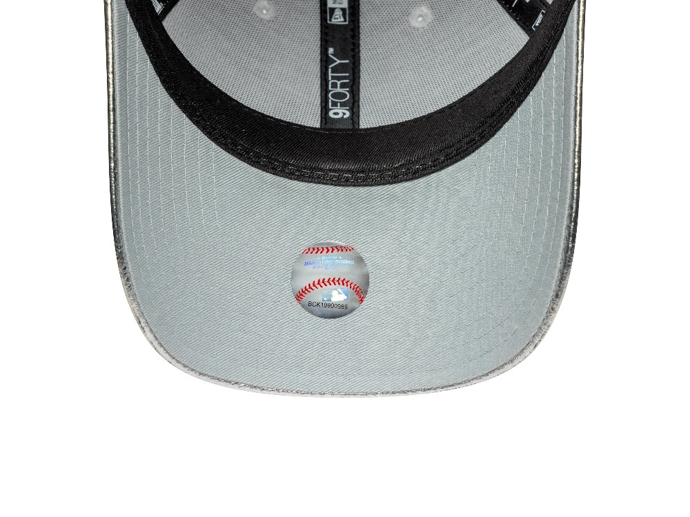 New Era New York Yankees Metallic Silver Womens 9Forty Strapback Cap